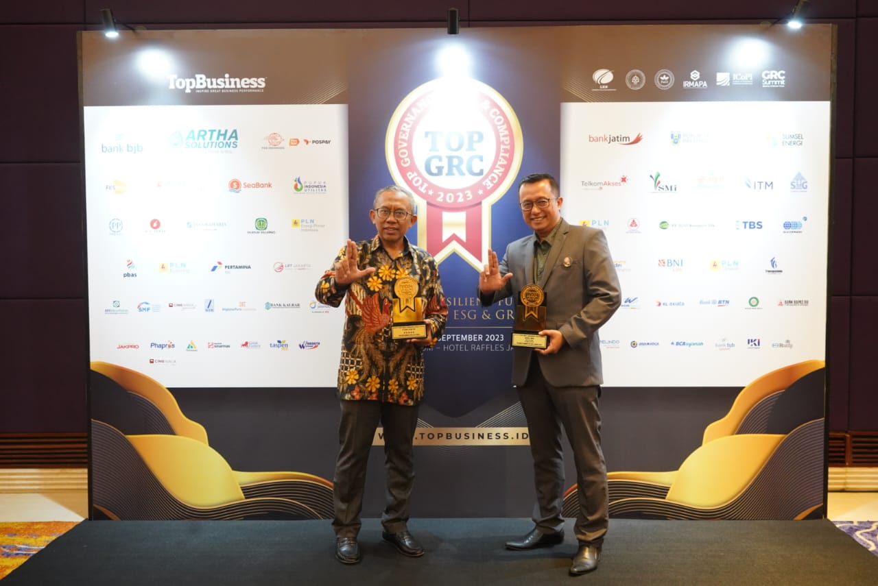 Bank Jatim won two awards at once in the TOP GRC Awards 2023 event ...