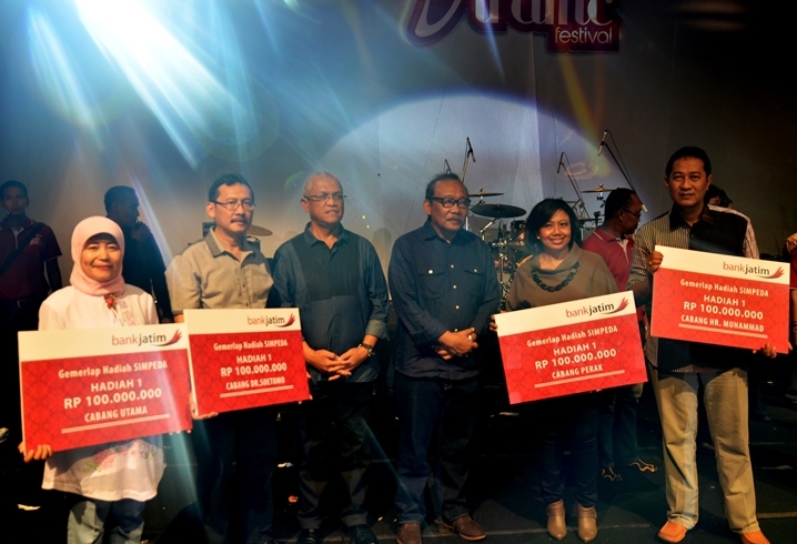 Pemenang Hadiah Simpeda Bank Jatim Wilayah Surabaya