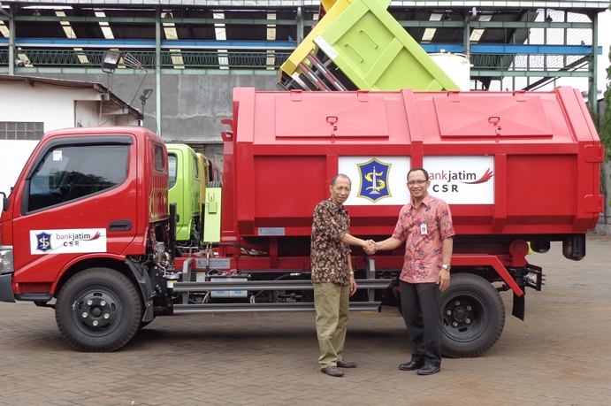 Bantuan Dump Truck dari Bank Jatim utk Rumah Potong Hewan