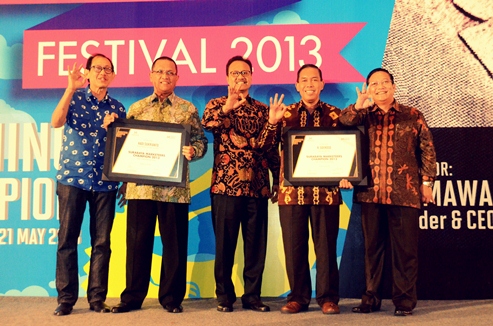 Bank Jatim earn award Surabaya Marketeers Championship 2013