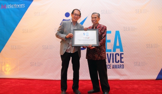 Bank Jatim Menerima Penghargaan Best Champion Service Excellence Award 2012